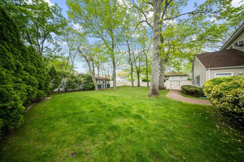 1620 East Drive Merrick NY 11566