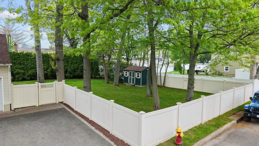 1620 East Drive Merrick NY 11566