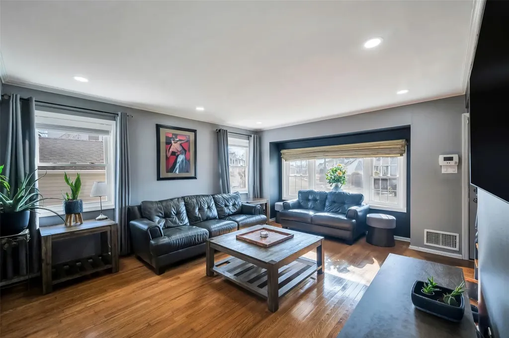 105 N Terrace Place Valley Stream NY 11580