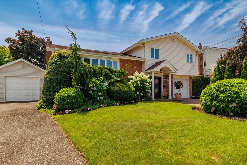 1970 Leonard Lane Merrick NY 11566