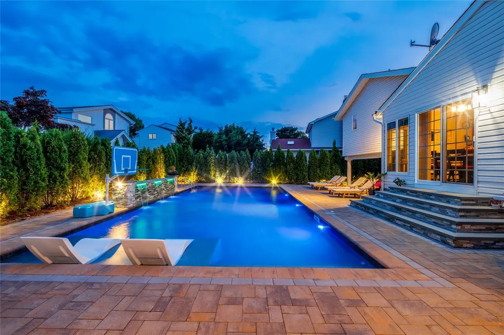 1970 Leonard Lane Merrick NY 11566