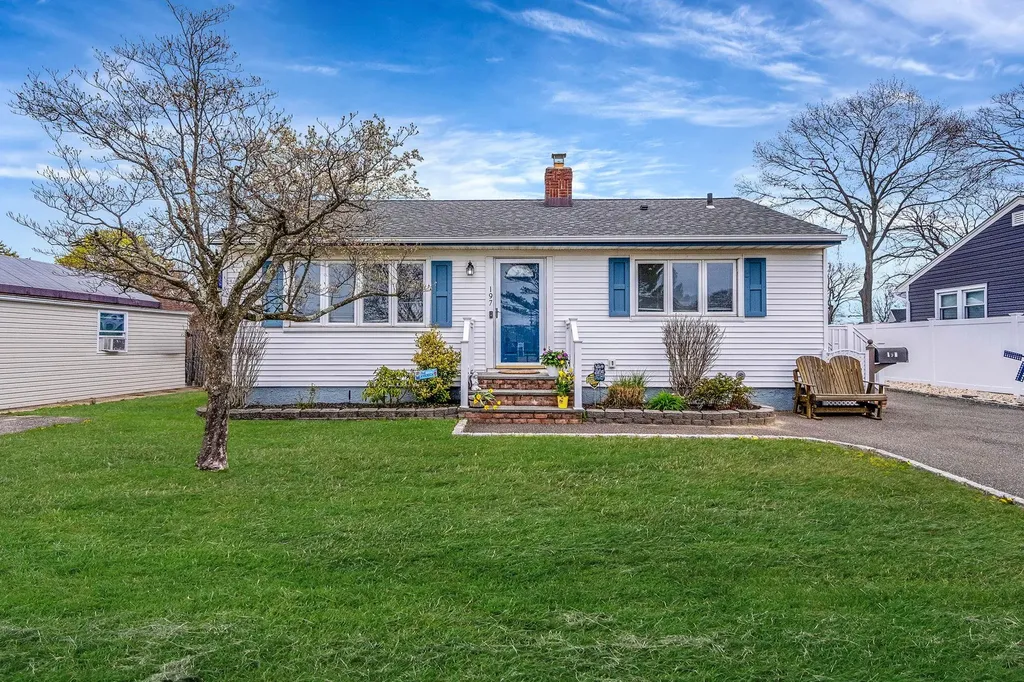 197 Arnold Avenue West Babylon NY 11704