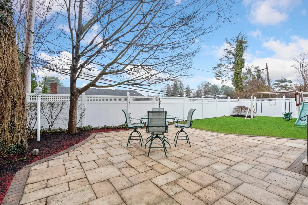 4 Nora Lane Plainview NY 11803