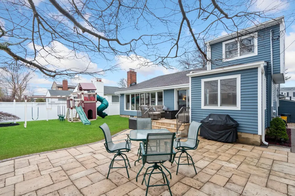 4 Nora Lane Plainview NY 11803