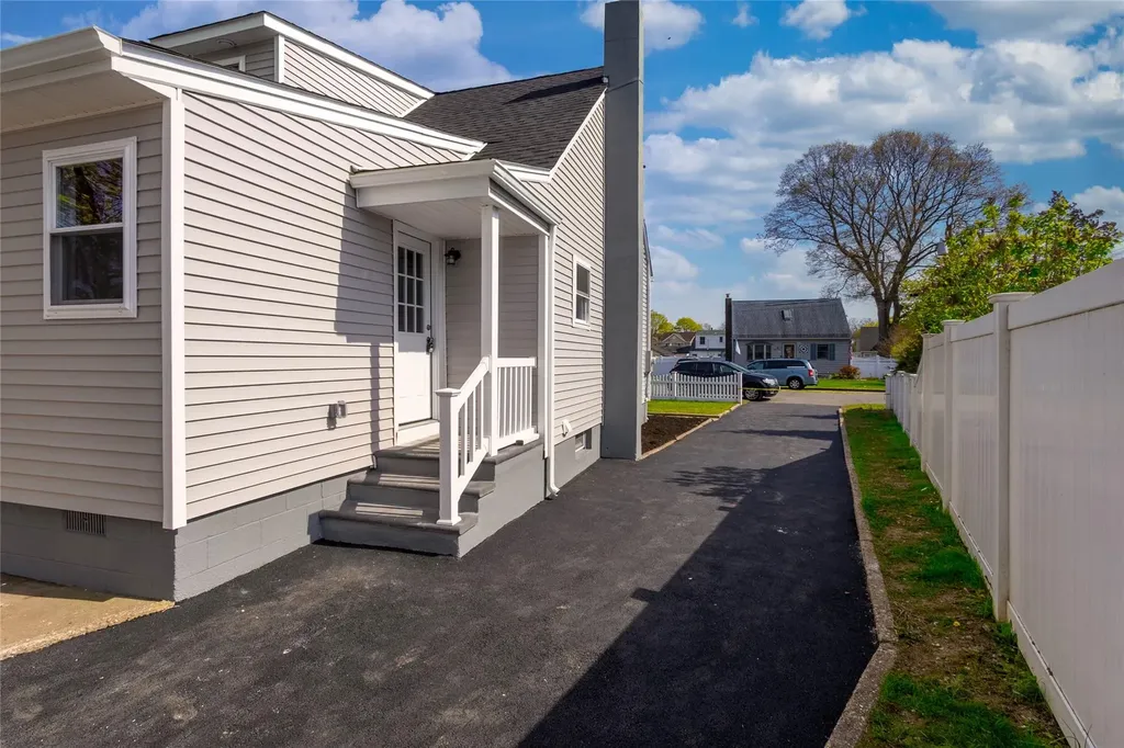 33 Veronica Lane North Babylon NY 11703
