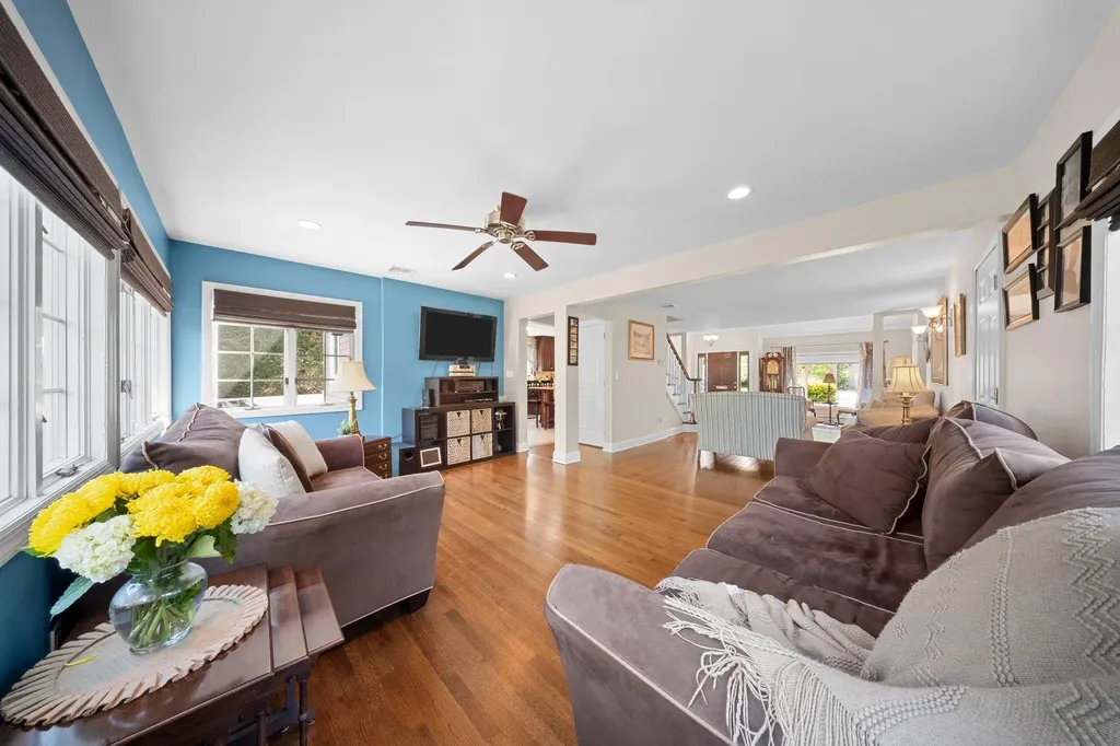 33 Donald Street East Williston NY 11596
