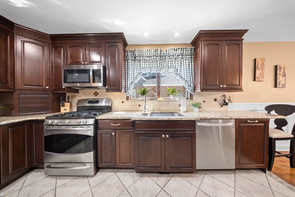 33 Donald Street East Williston NY 11596