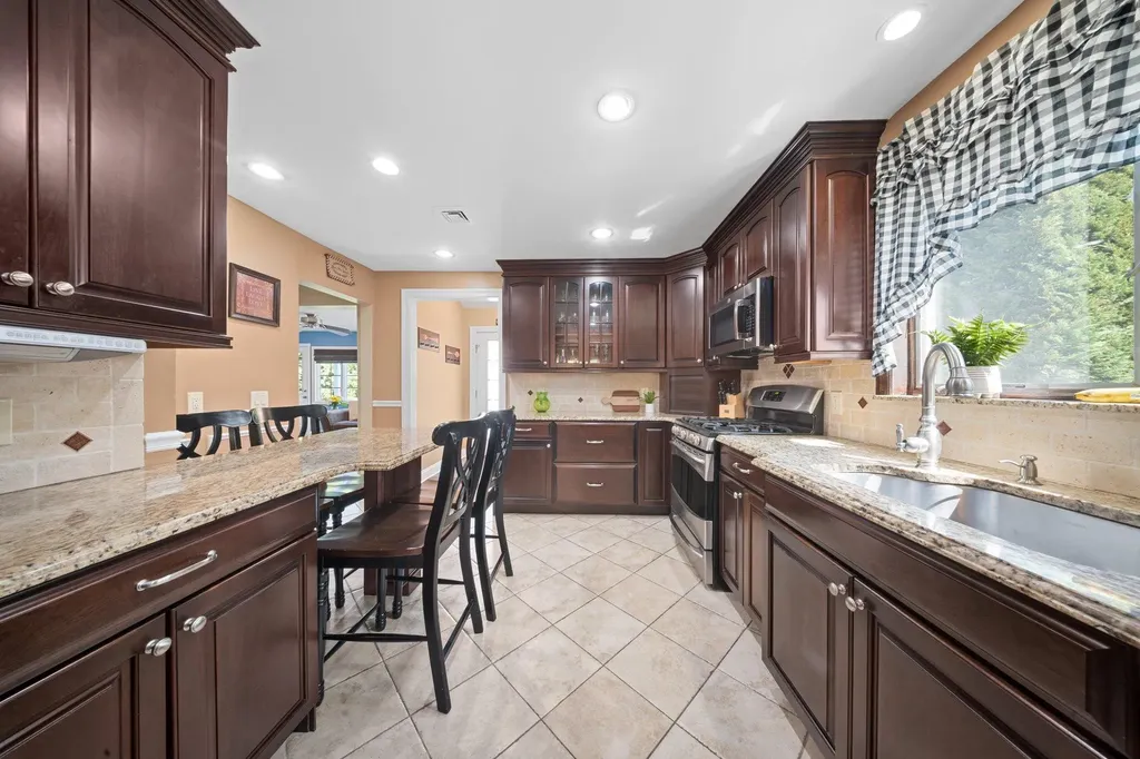 33 Donald Street East Williston NY 11596