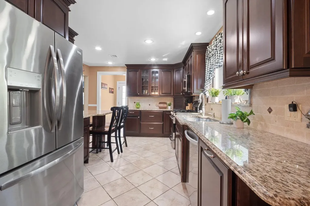 33 Donald Street East Williston NY 11596