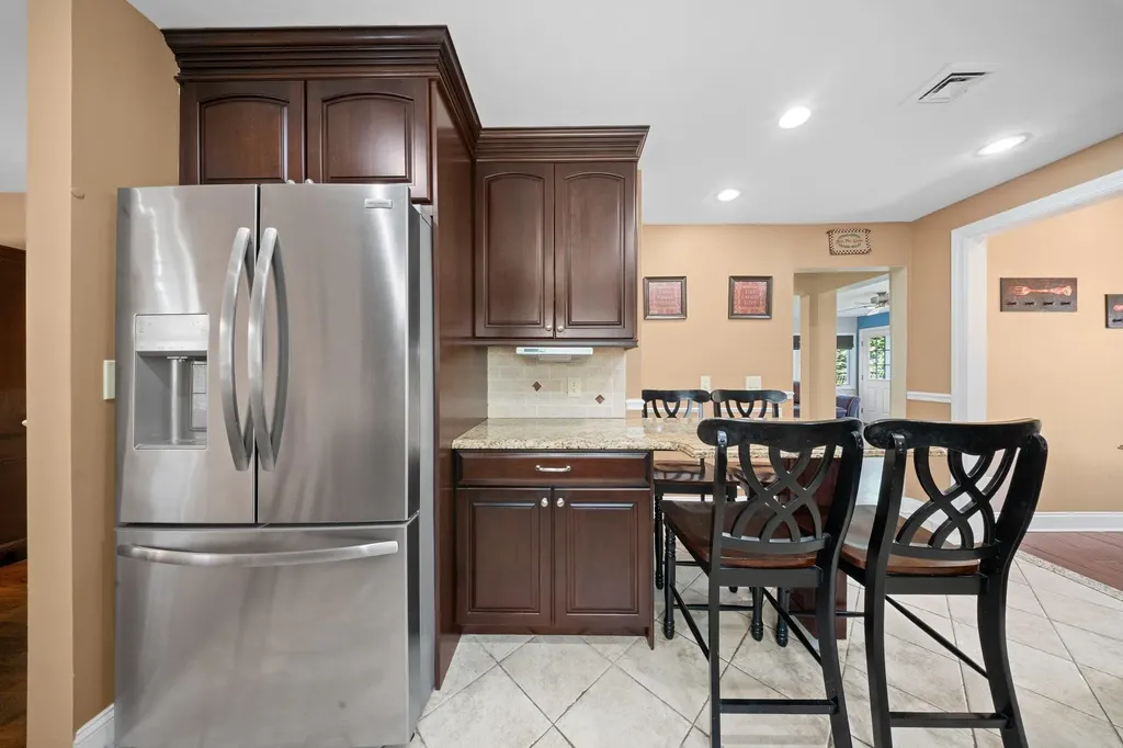 33 Donald Street East Williston NY 11596