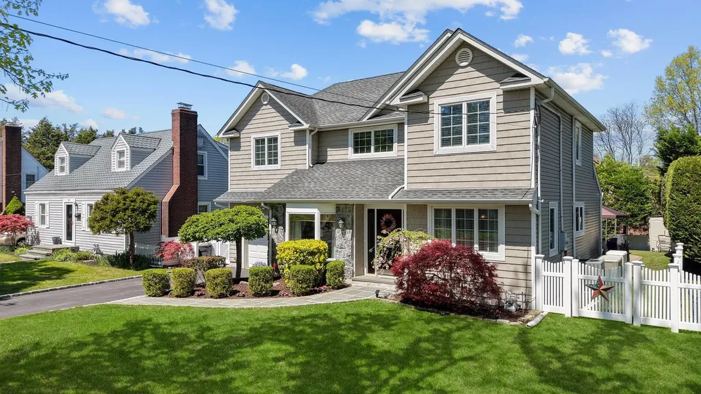 33 Donald Street East Williston NY 11596