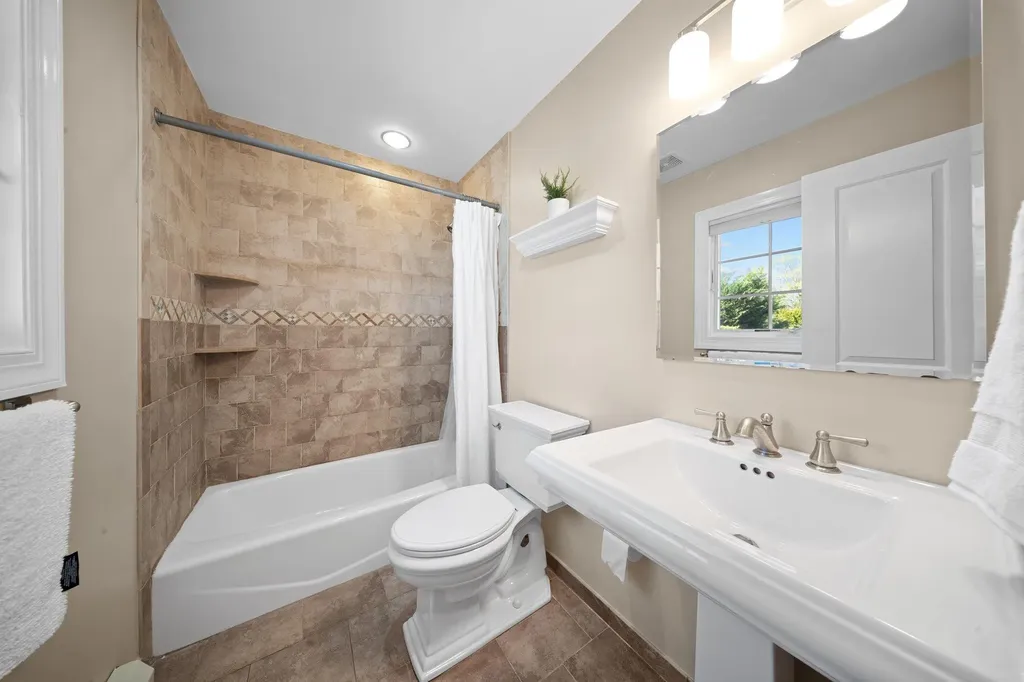 33 Donald Street East Williston NY 11596
