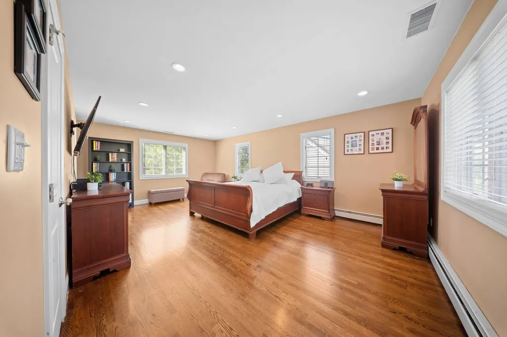 33 Donald Street East Williston NY 11596