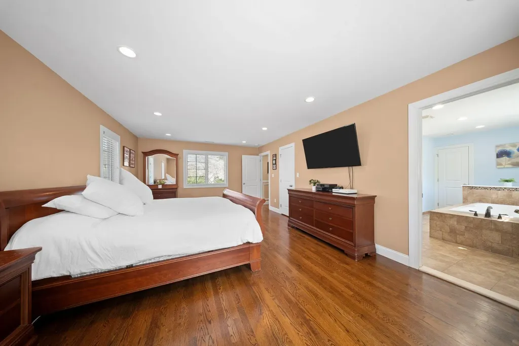 33 Donald Street East Williston NY 11596