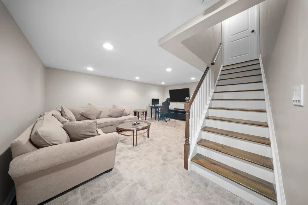 33 Donald Street East Williston NY 11596