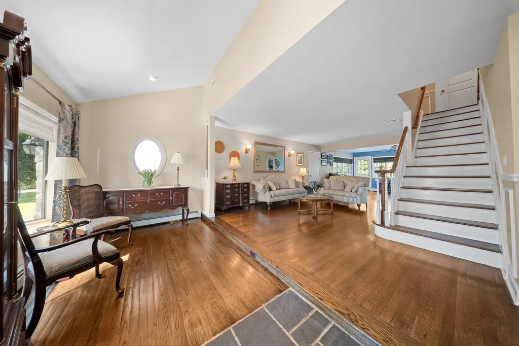 33 Donald Street East Williston NY 11596