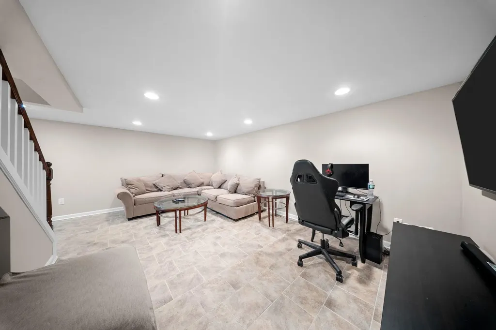 33 Donald Street East Williston NY 11596