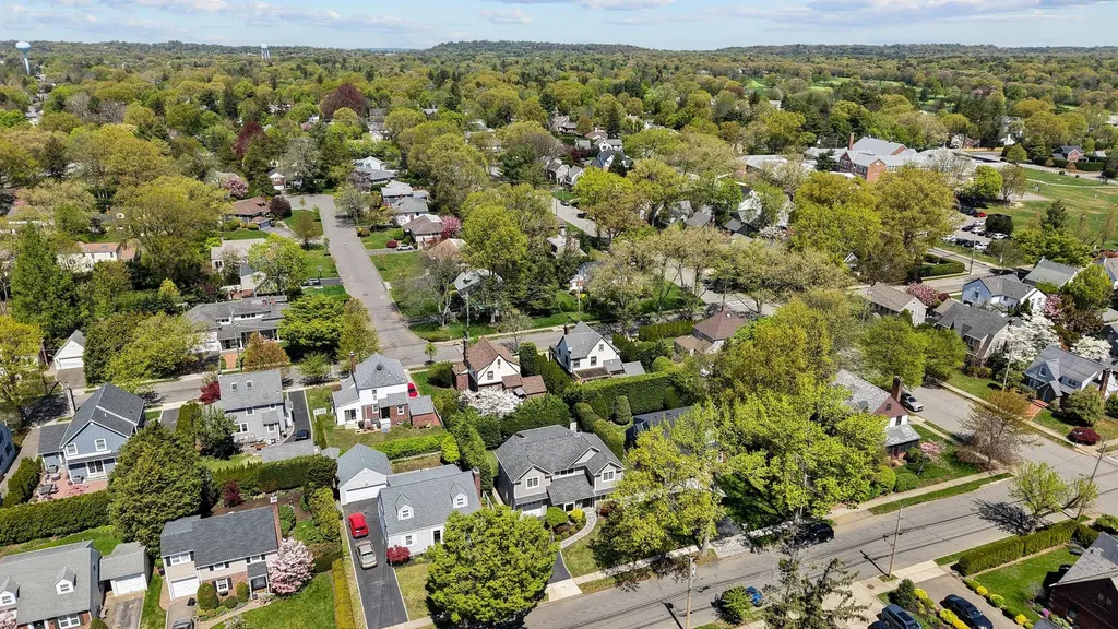 33 Donald Street East Williston NY 11596