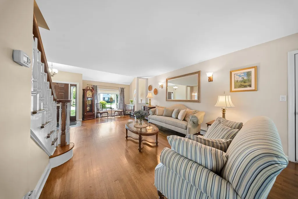 33 Donald Street East Williston NY 11596