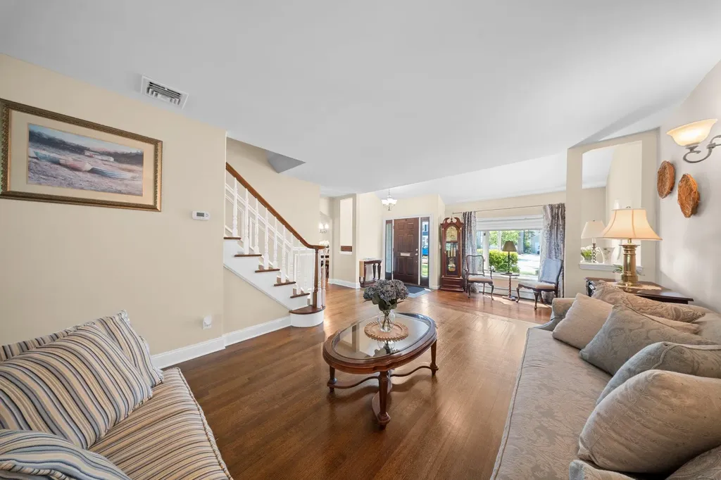 33 Donald Street East Williston NY 11596