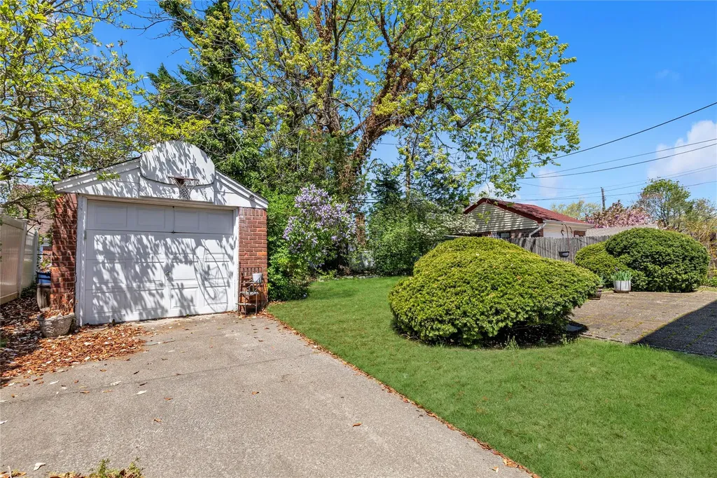46 Peter Lane New Hyde Park NY 11040