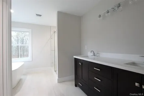 5 Colonels Path Manorville NY 11949