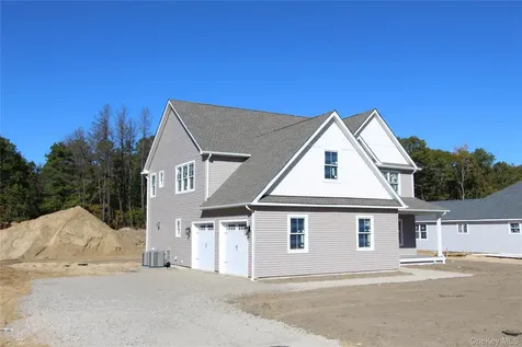 5 Colonels Path Manorville NY 11949