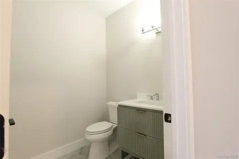 5 Colonels Path Manorville NY 11949