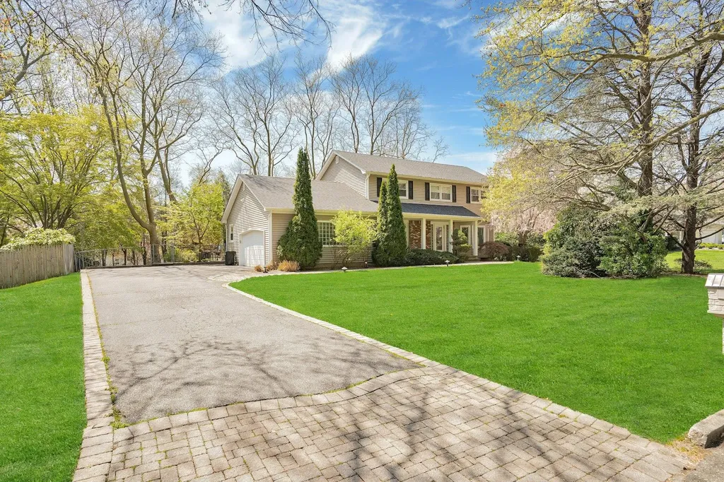 8 Bayard Drive Dix Hills NY 11746