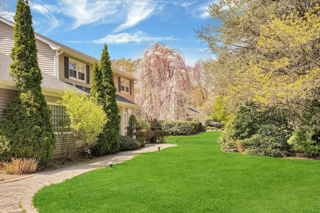 8 Bayard Drive Dix Hills NY 11746