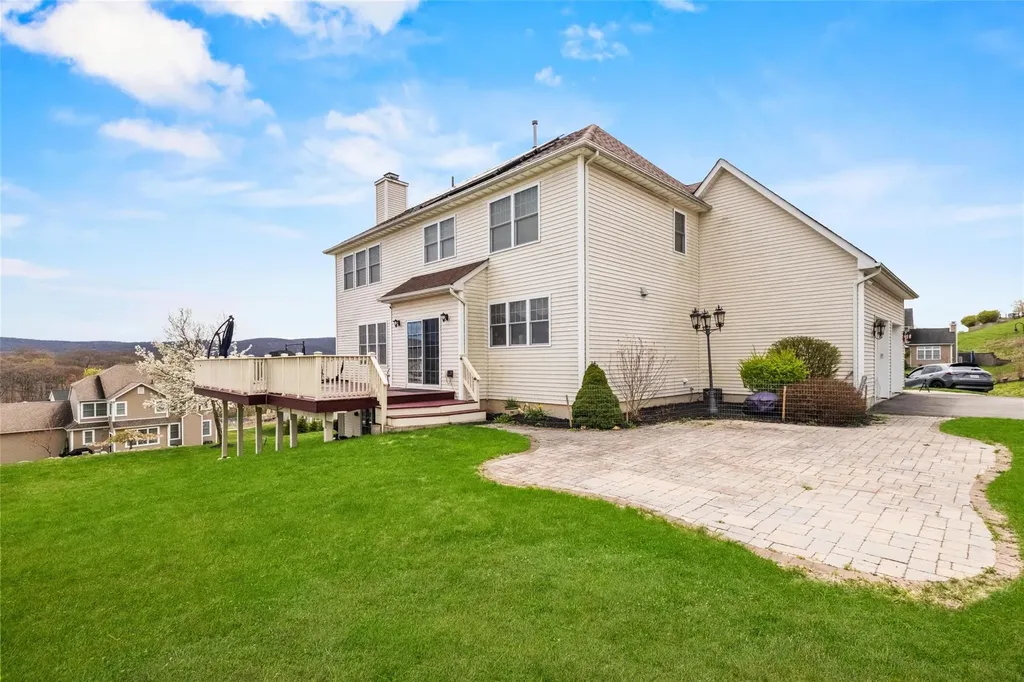4 Smithfield Spur Monroe NY 10950