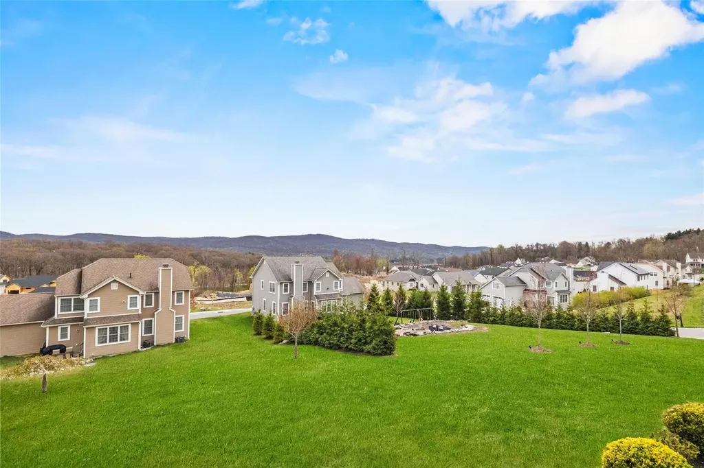 4 Smithfield Spur Monroe NY 10950