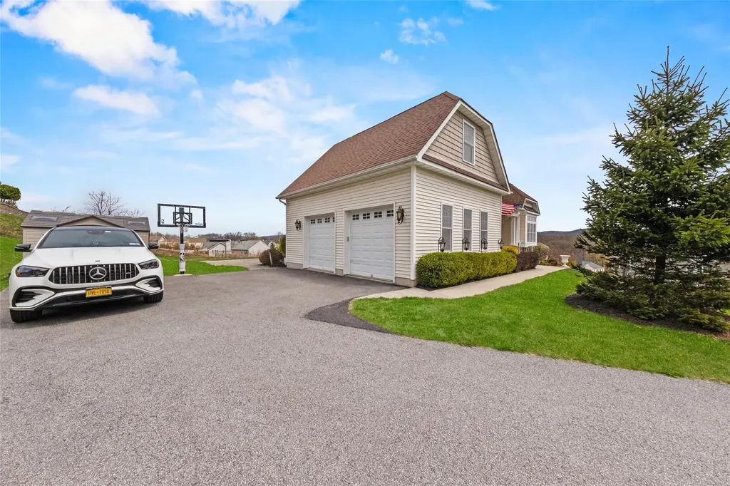4 Smithfield Spur Monroe NY 10950
