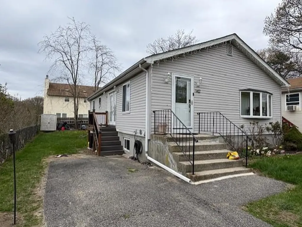 142 North 27 Street Babylon NY 11798