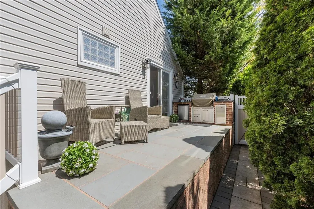 6 Nancy Lane Hicksville NY 11801