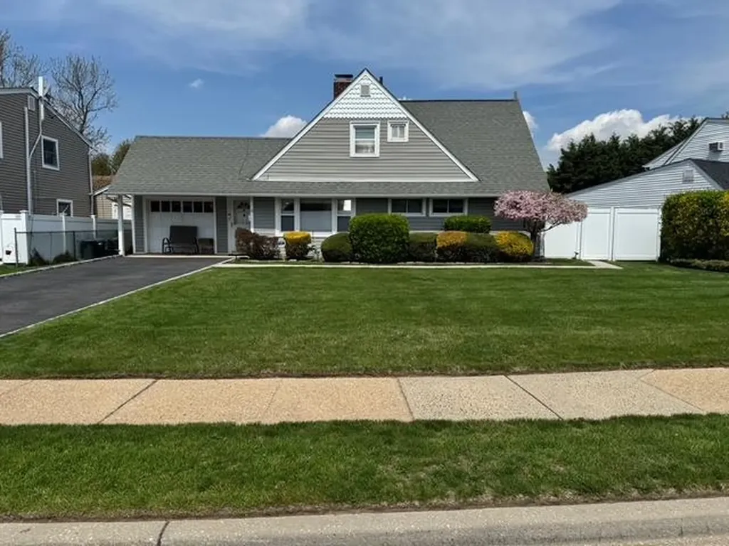 18 Ripple Lane Levittown NY 11756