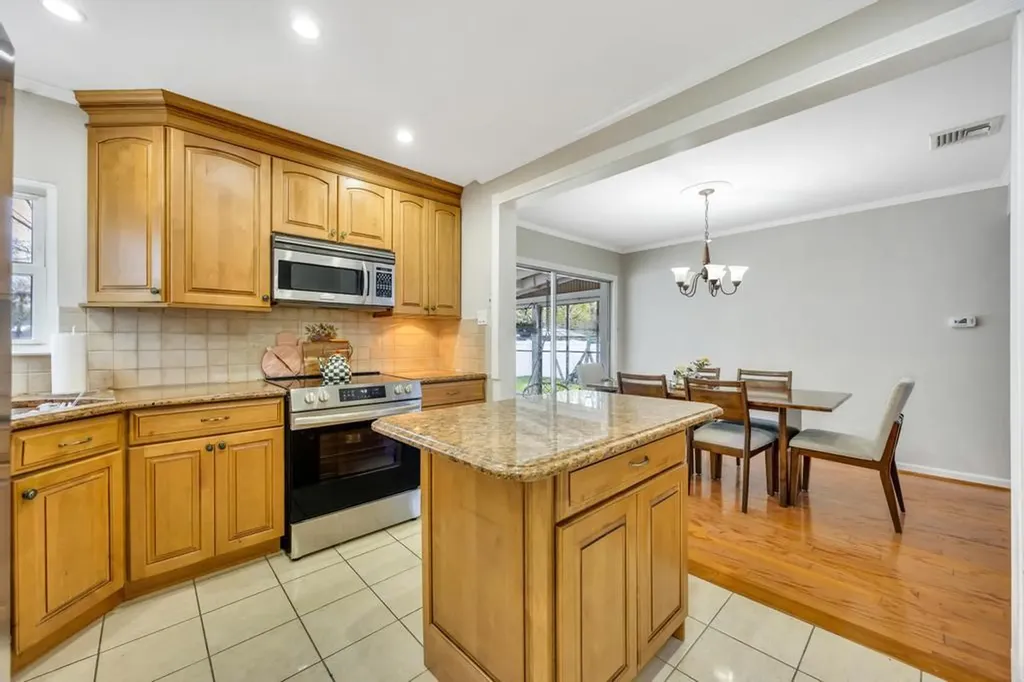 140 Saddle Rock Road Valley Stream NY 11581