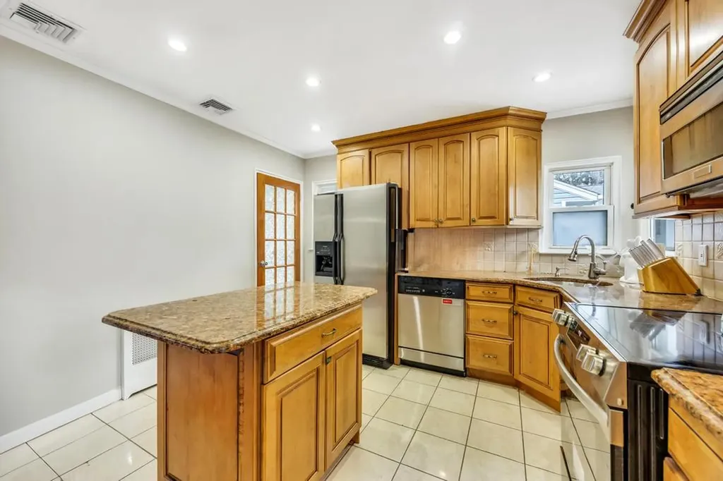 140 Saddle Rock Road Valley Stream NY 11581