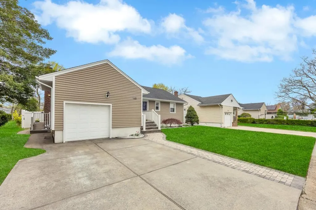 140 Saddle Rock Road Valley Stream NY 11581