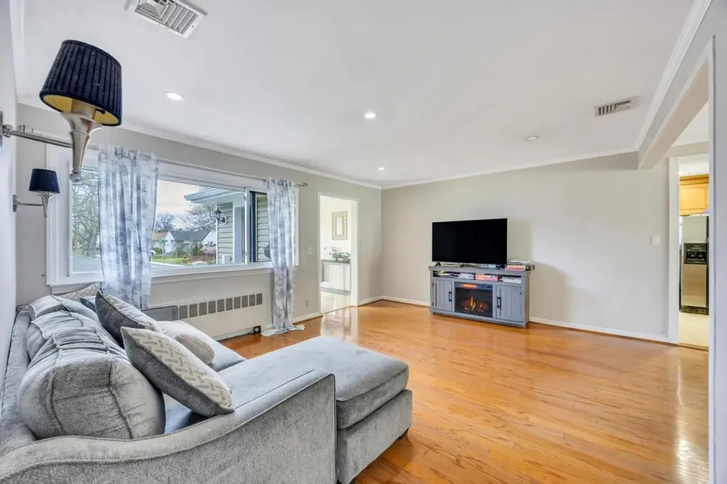 140 Saddle Rock Road Valley Stream NY 11581