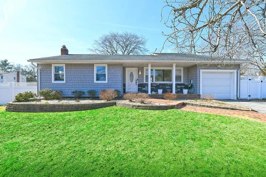 28 Merle Place Babylon NY 11729