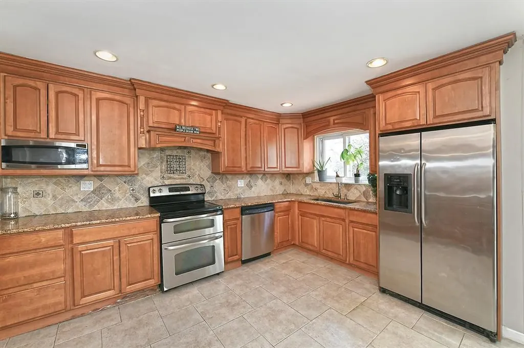 28 Merle Place Deer Park NY 11729