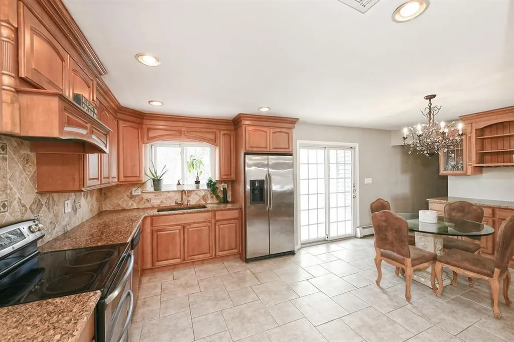 28 Merle Place Deer Park NY 11729