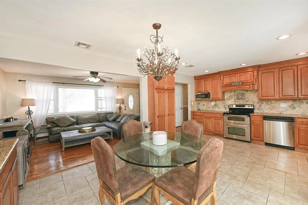28 Merle Place Deer Park NY 11729