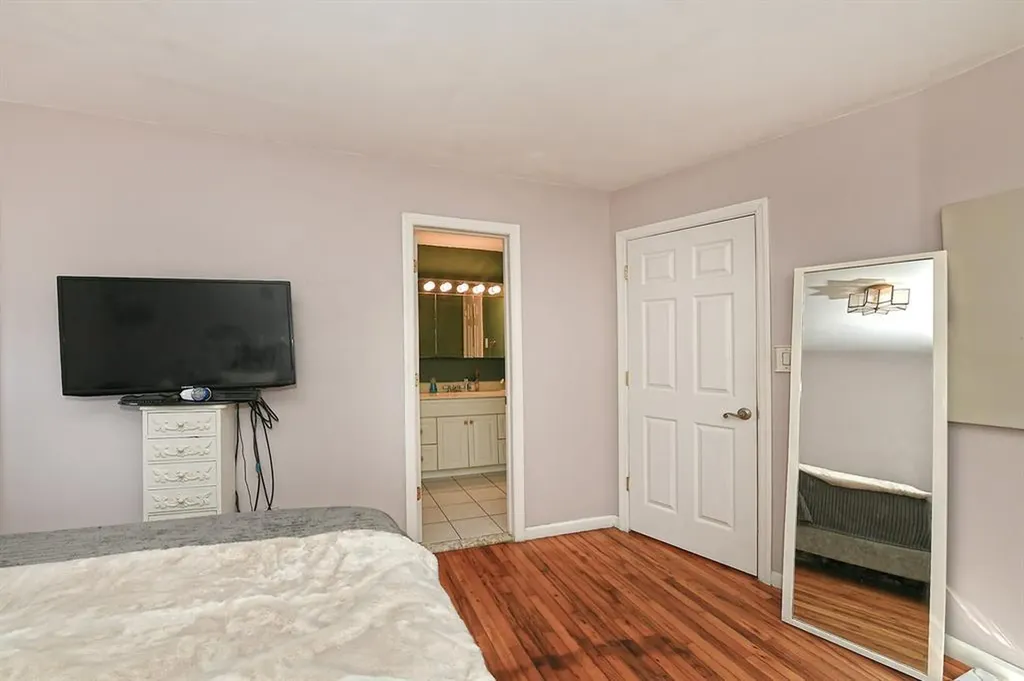 28 Merle Place Deer Park NY 11729