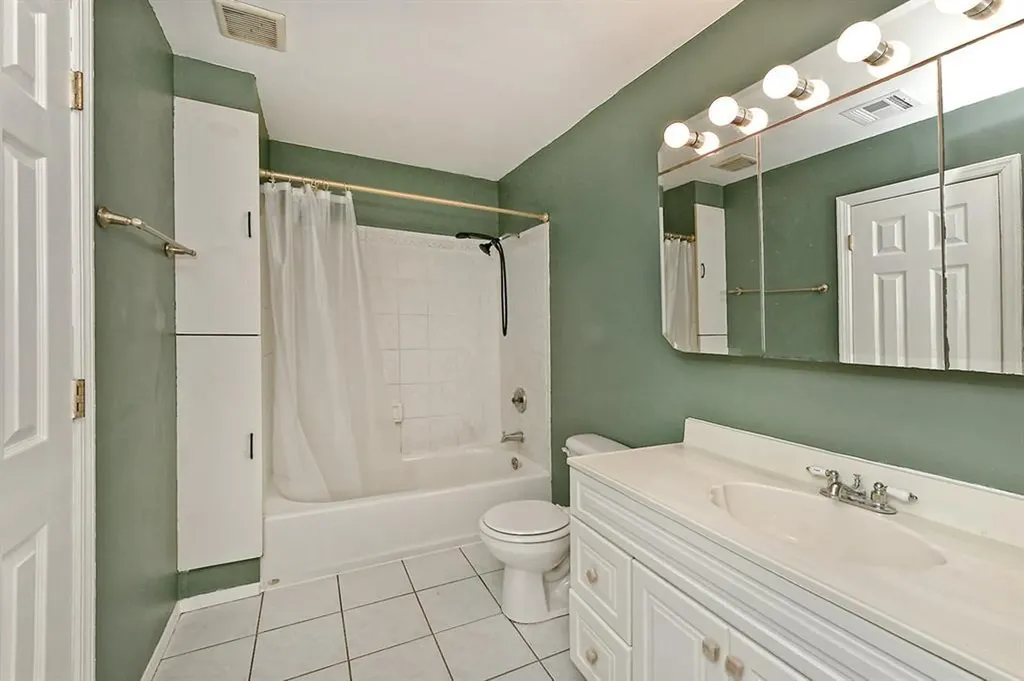 28 Merle Place Deer Park NY 11729