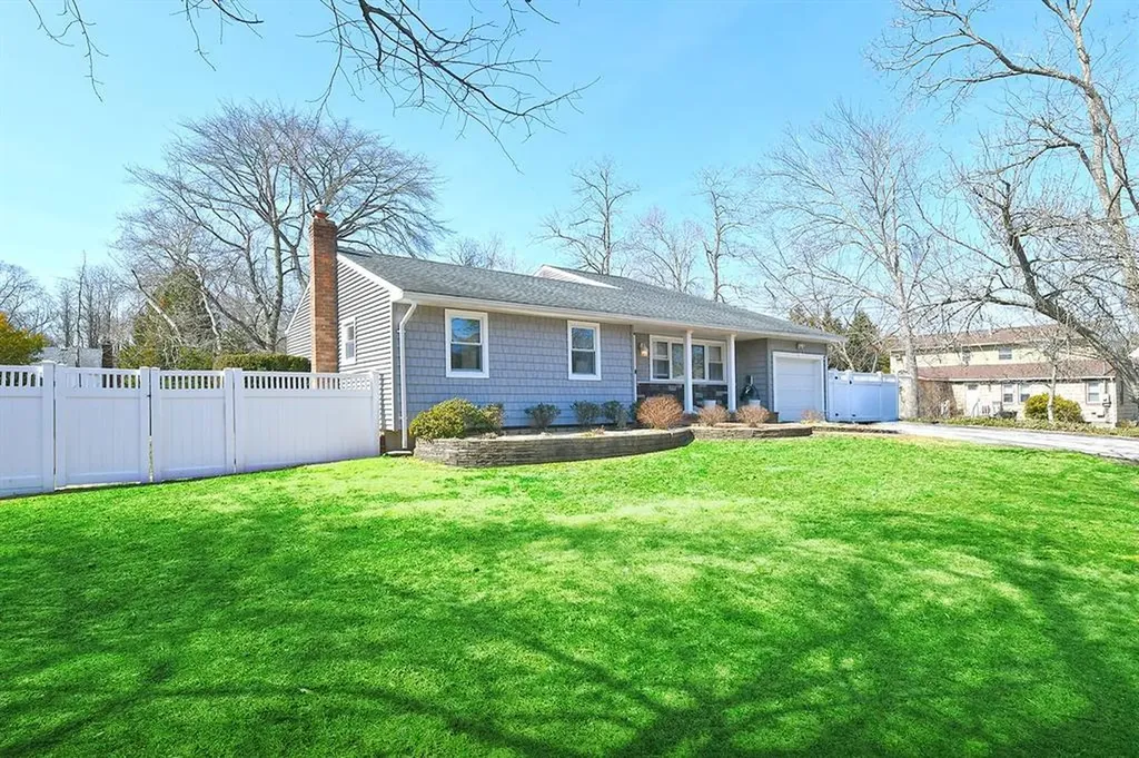 28 Merle Place Deer Park NY 11729
