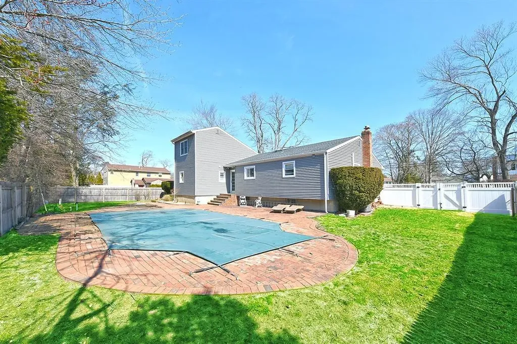 28 Merle Place Deer Park NY 11729