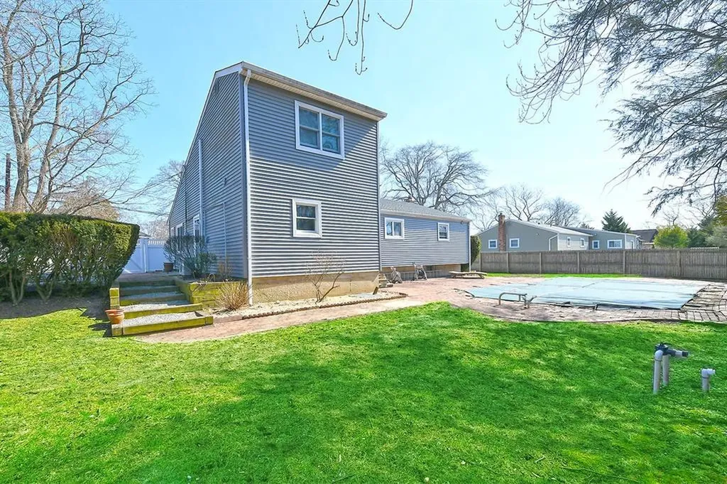 28 Merle Place Deer Park NY 11729