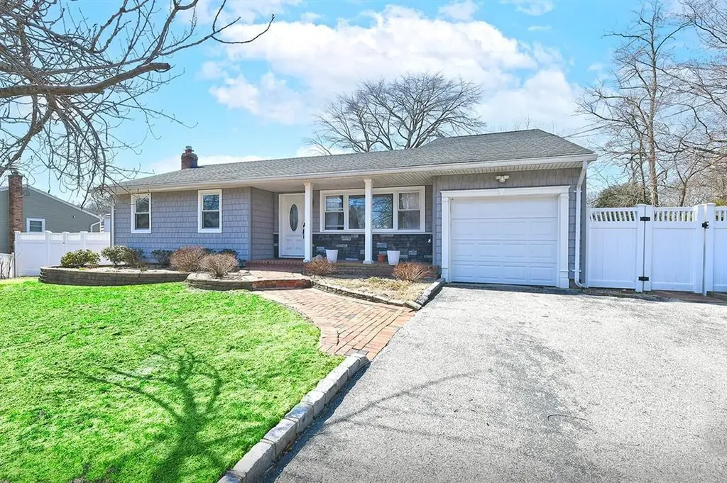 28 Merle Place Deer Park NY 11729